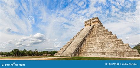 De Tempel van Kukulcán: Een Astronomisch Meesterwerk Gedurende de Klassieke Maya Periode